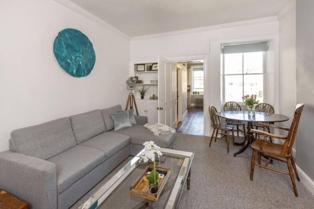 Georgian Located In The Center Of Bath. Apartamento
